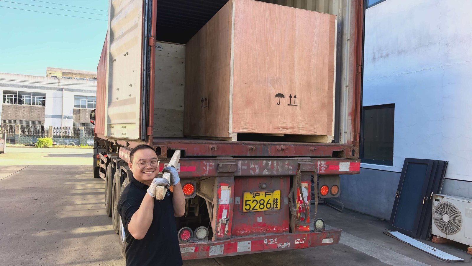 Sunlay Automation team confirming export dispatch at the loading dock.